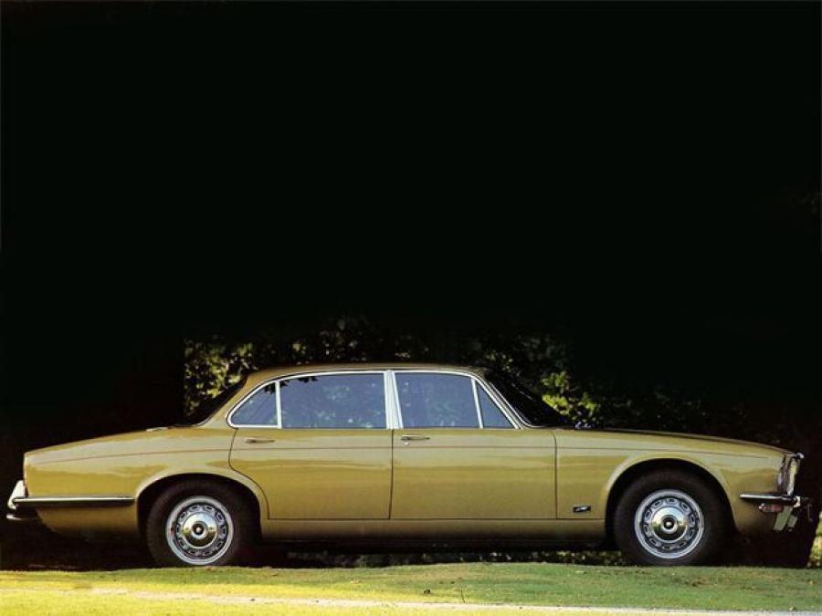  Jaguar XJ12 (Series II) 1973 года  (фото 2 из 4)